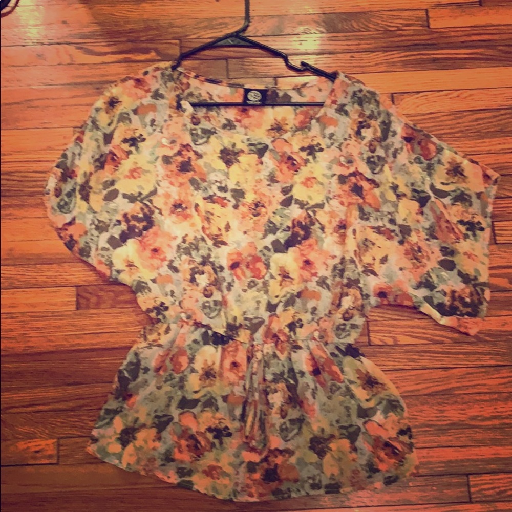 LAST CHANCE!! Loose floral top!